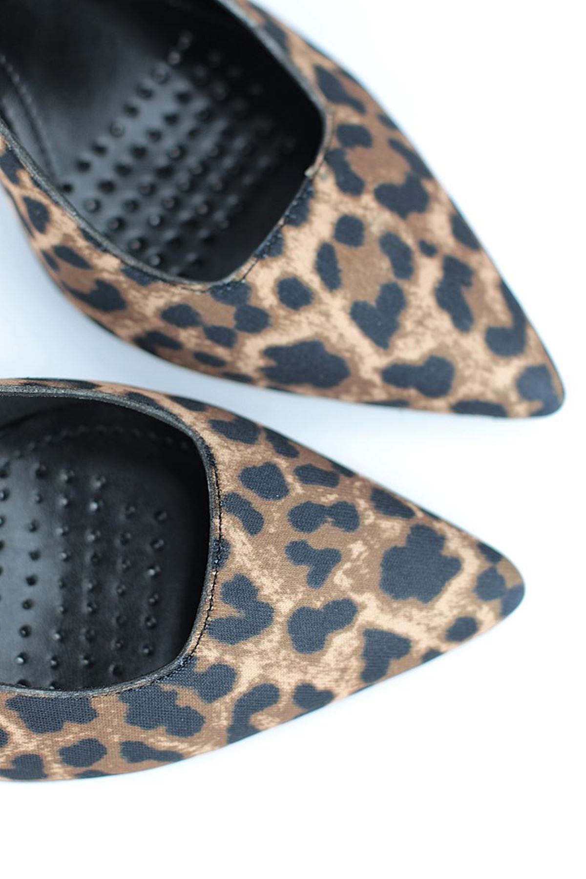 Gökhan Talay Lavender Esnek Yumuşak Kaymaz Taban (6-8 cm) Leopar Açık Lastikli Kadın Topuklu Ayakkabı