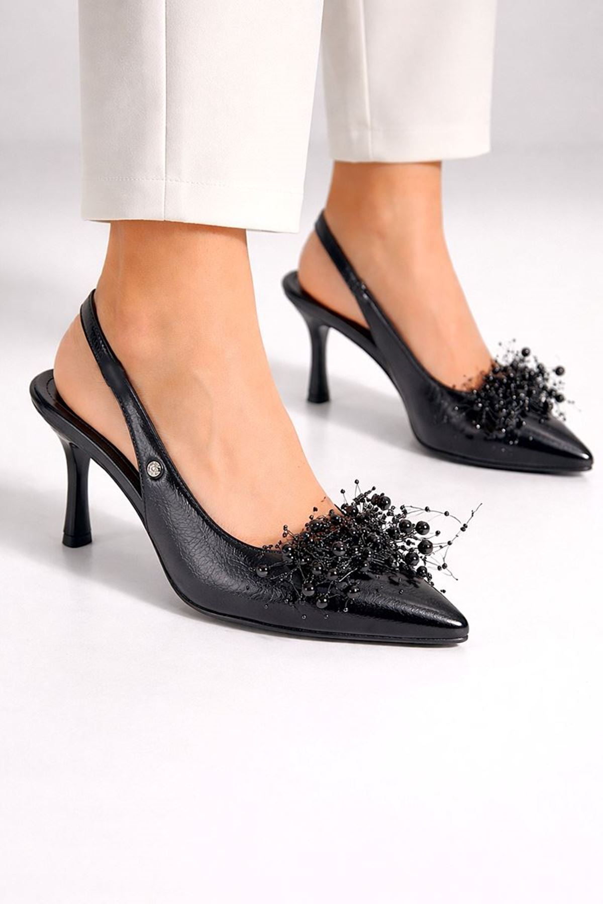 Fiore Ayakkabı Black Beads Esnek Yumuşak Kaymaz Taban (8 cm) Siyah Rugan El Yapımı Boncuk Detaylı Açık Lastikli Kadın Topuklu Ayakkabı