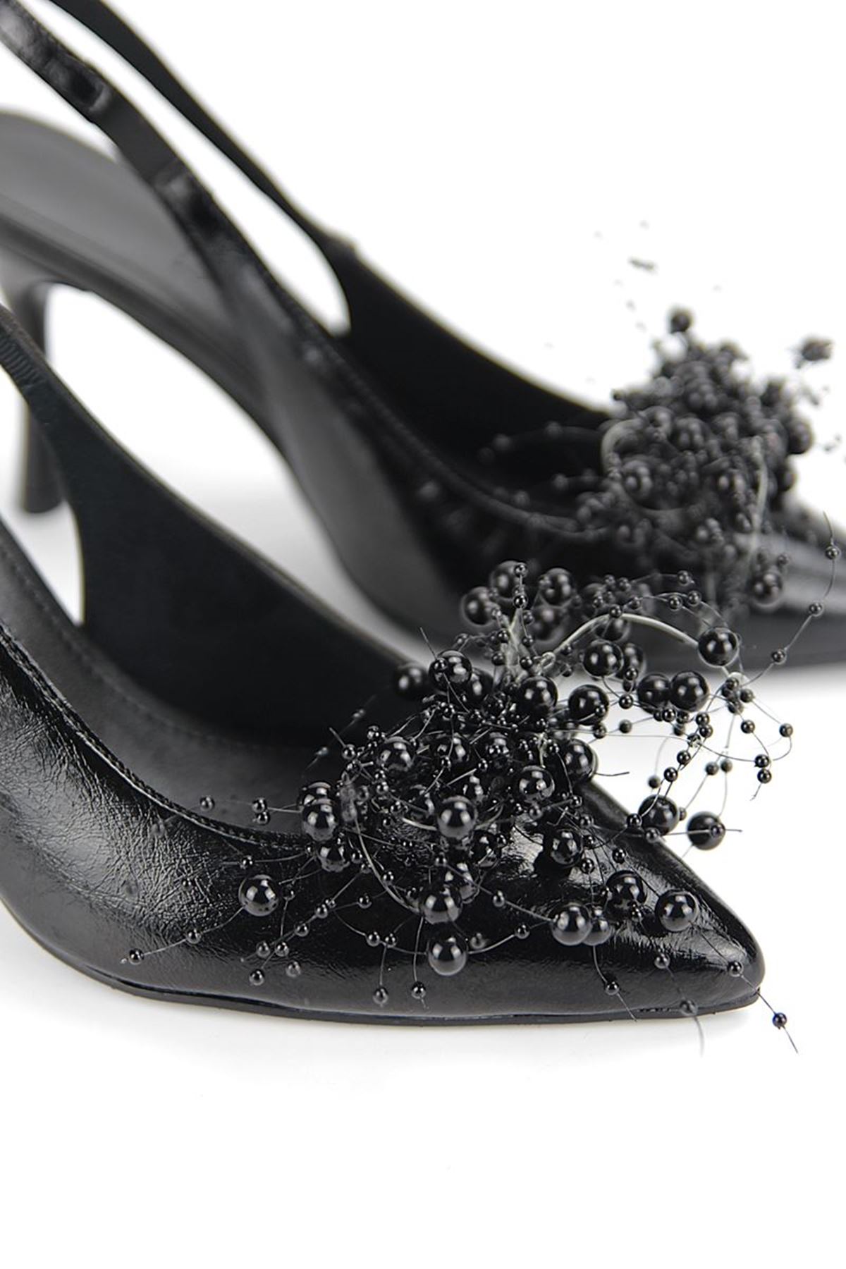 Fiore Ayakkabı Black Beads Esnek Yumuşak Kaymaz Taban (8 cm) Siyah Rugan El Yapımı Boncuk Detaylı Açık Lastikli Kadın Topuklu Ayakkabı