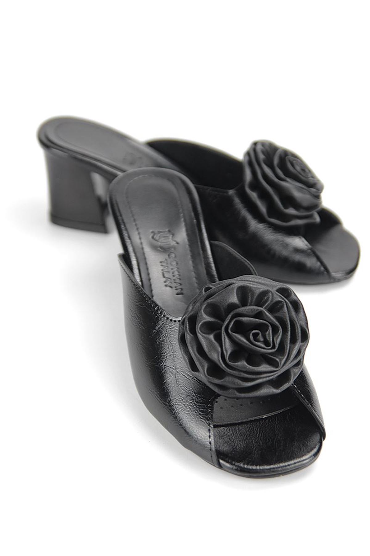 Fiore Ayakkabı Rosette Esnek Yumuşak Kaymaz Taban (4 cm) Siyah Rugan El Yapımı Gül Detaylı Kadın Kalın Topuklu Terlik