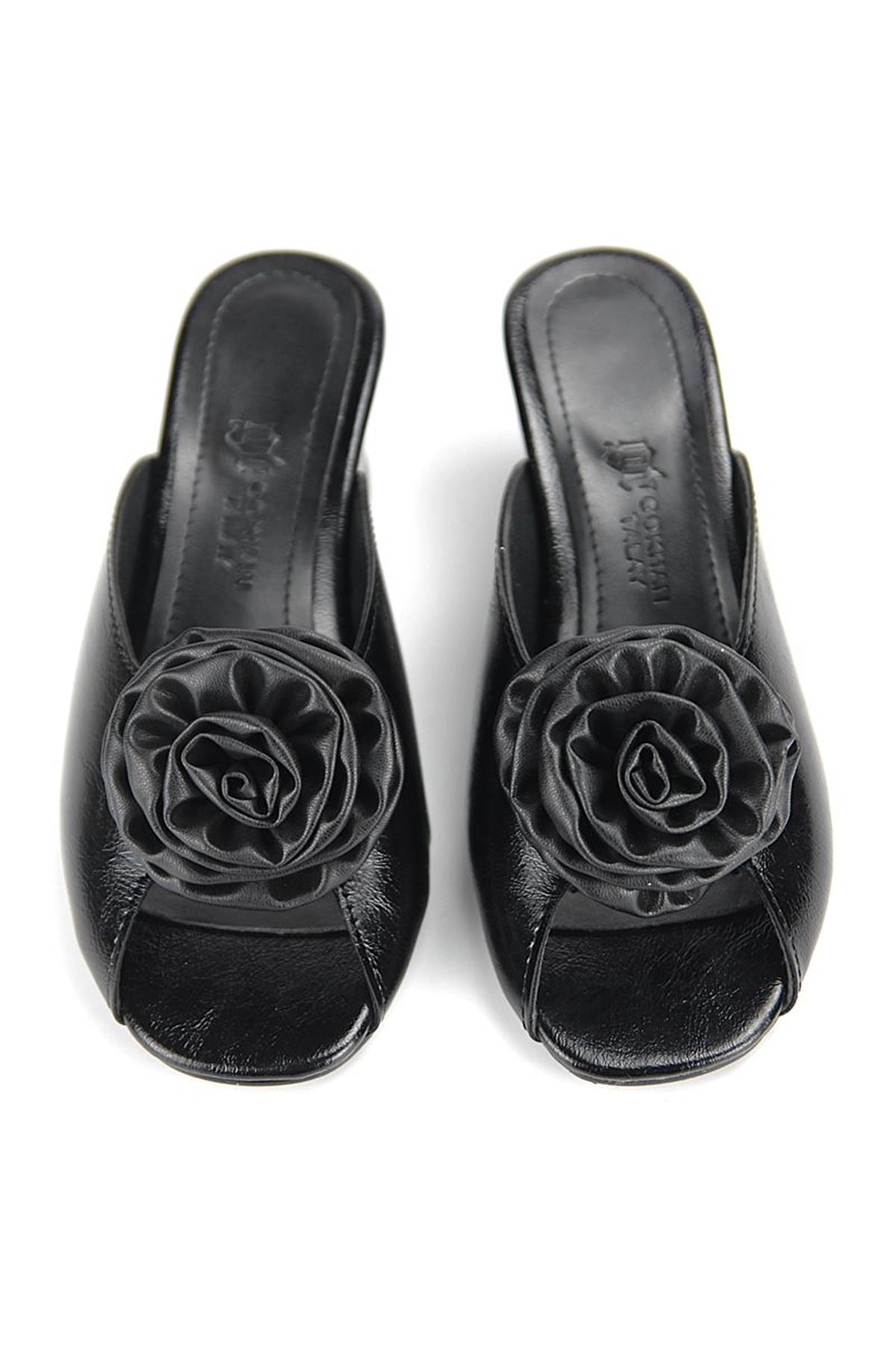 Fiore Ayakkabı Rosette Esnek Yumuşak Kaymaz Taban (4 cm) Siyah Rugan El Yapımı Gül Detaylı Kadın Kalın Topuklu Terlik