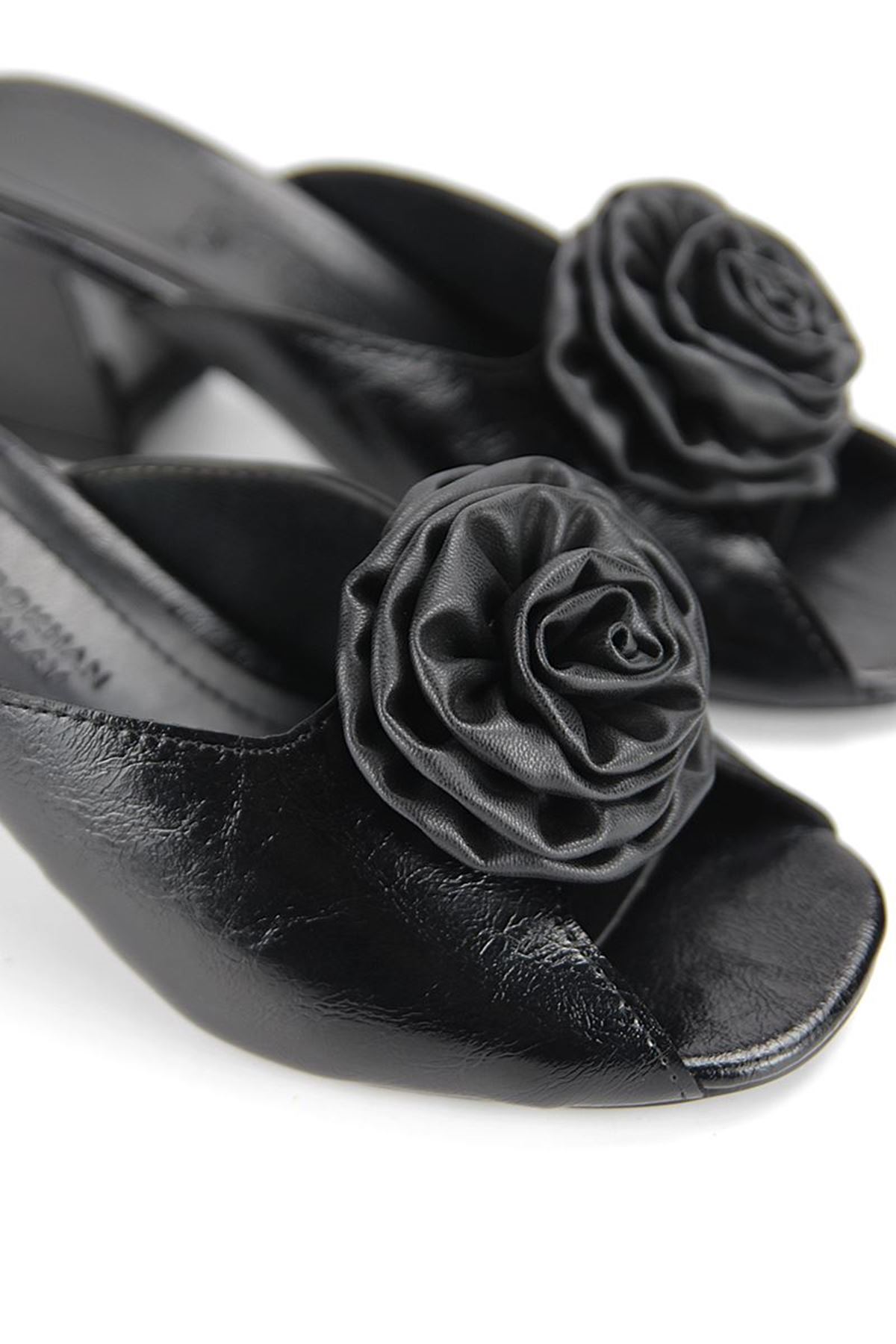 Fiore Ayakkabı Rosette Esnek Yumuşak Kaymaz Taban (4 cm) Siyah Rugan El Yapımı Gül Detaylı Kadın Kalın Topuklu Terlik