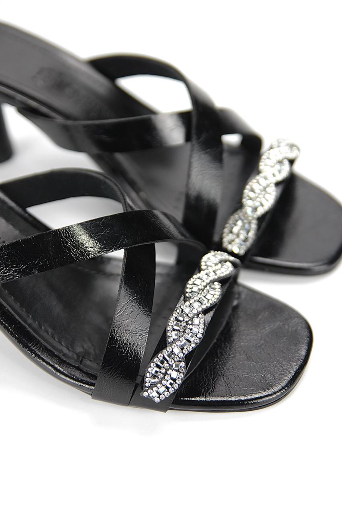 Fiore Ayakkabı Lorena Esnek Yumuşak Kaymaz Taban (4 cm) Siyah Rugan  Çapraz Burgu Gümüş Bantlı Kadın Topuklu Terlik