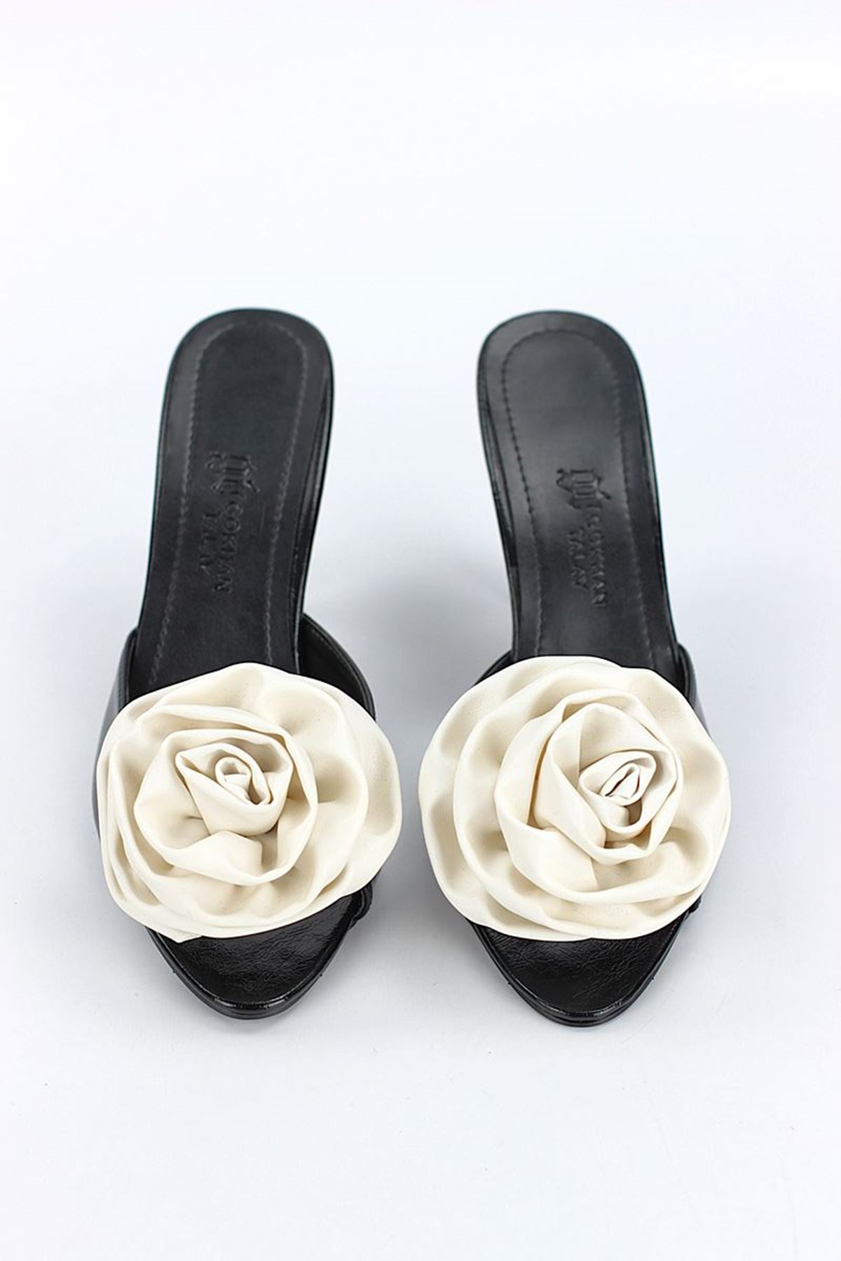 Gökhan Talay Rodeya Esnek Yumuşak Kaymaz Taban (8 cm) Siyah Rugan El Yapımı Beyaz Gül Detaylı Kadın Topuklu Terlik