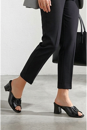 Gökhan Talay Nayara Esnek Yumuşak Kaymaz Taban (4 cm) Siyah Rugan Mat V Toka Kadın Kalın Topuklu Terlik