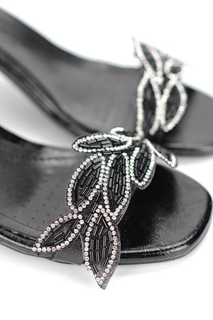 Fiore Ayakkabı Eloria Esnek Yumuşak Kaymaz Taban (4 cm) Siyah Rugan Taşlı Yaprak Detaylı Kadın Topuklu Ayakkabı
